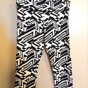 Black and White Geometric Leggings by flirtitude ACTIVE